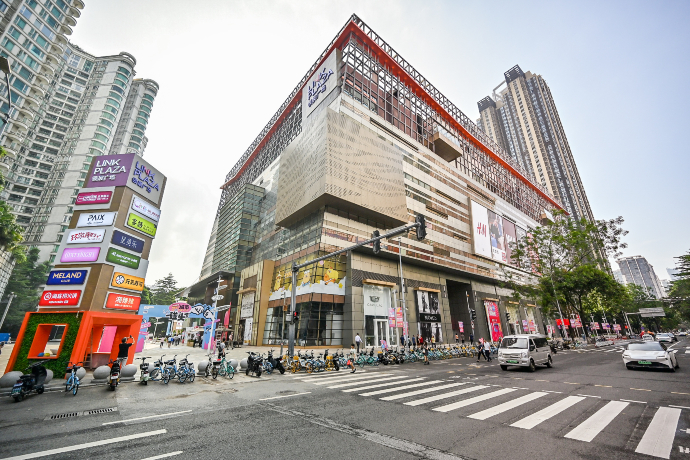 <p>Link Plaza Tianhe is strategically located in the eastern section of Zhujiang New Town, a new central business district in Guangzhou.</p>
